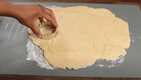 Cutting the tea cakes